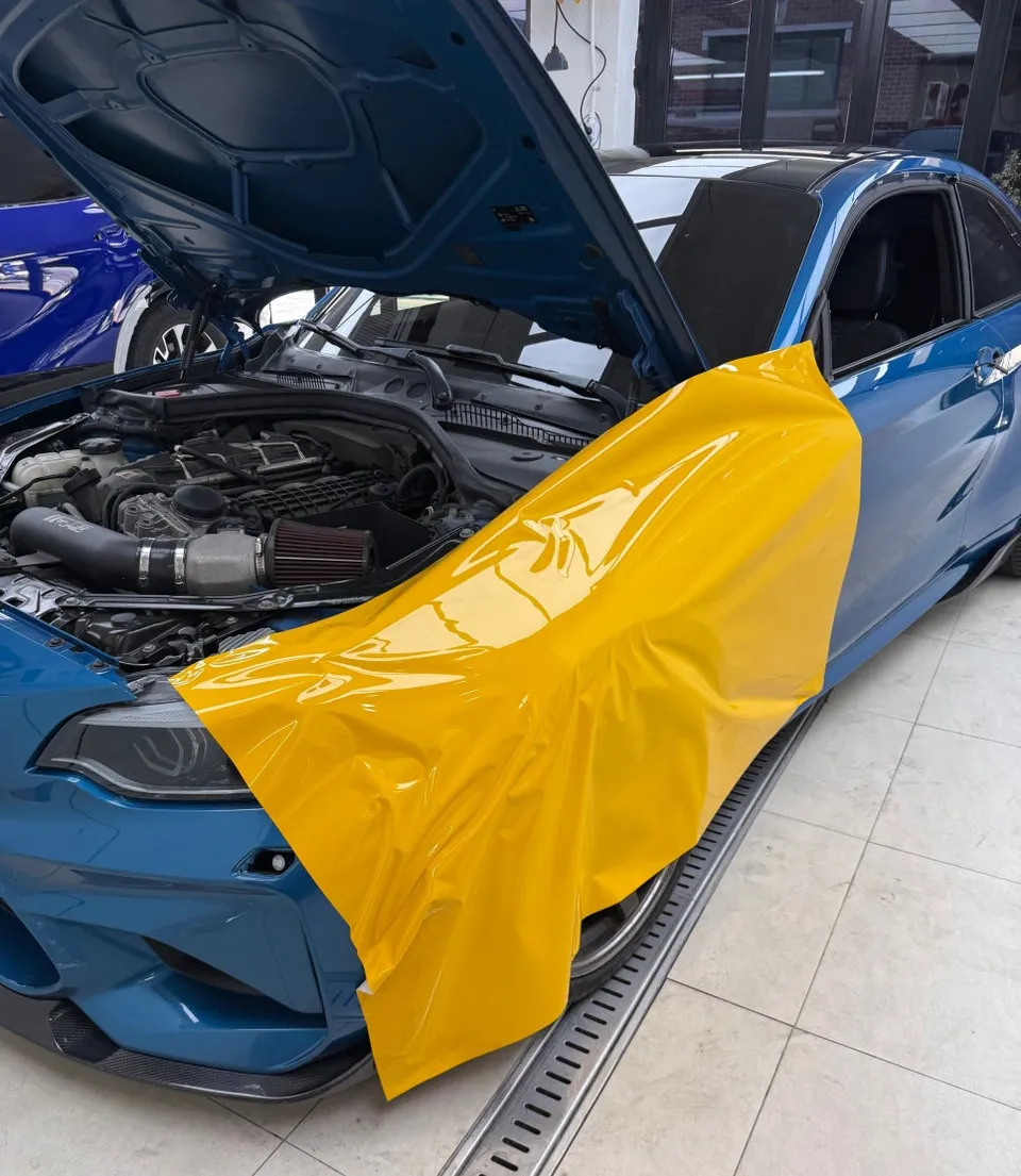 BMW M2 F87のカーラッピング事例|高光沢フィルムで個性を演出 施工写真 1-2