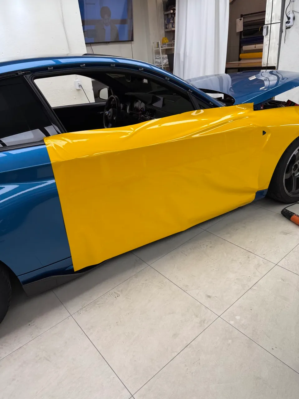 BMW M2 F87のカーラッピング事例|高光沢フィルムで個性を演出 施工写真 3-2