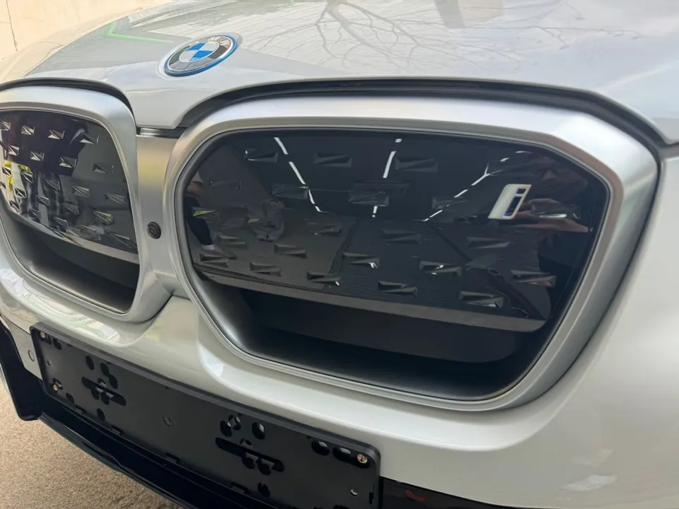 BMW iX3のカーラッピング事例|ブルーポイントで個性を演出 施工写真 2-1