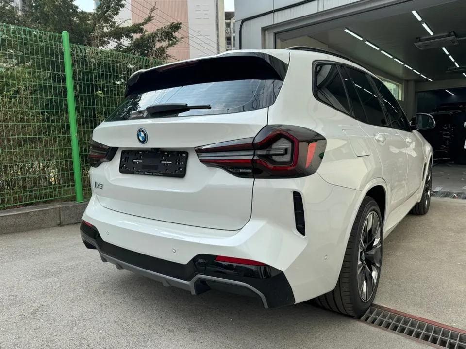 BMW iX3のカーラッピング事例|ブルーポイントで個性を演出 施工写真 1-2