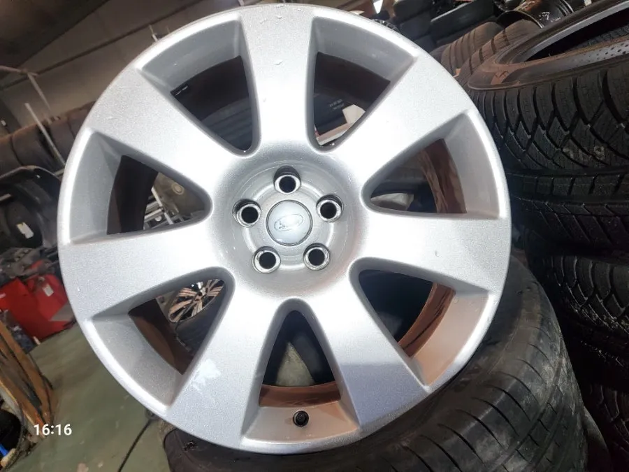 Land Rover Range Rover Vogueのホイールリペア・塗装事例 施工写真 3-2