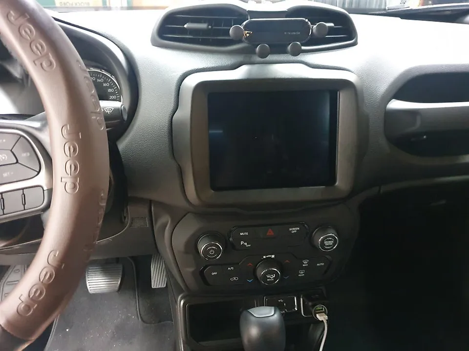 Jeep RenegadeのAndroid Auto・CarPlay取付事例 施工写真 2-1