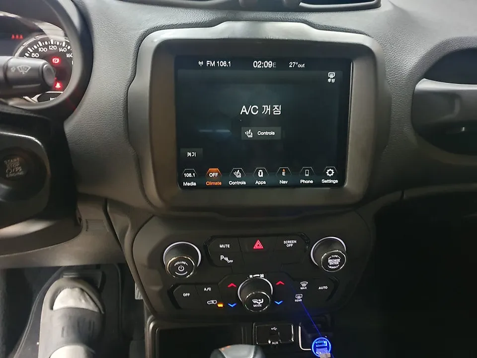 Jeep RenegadeのAndroid Auto・CarPlay取付事例 施工写真 3-1