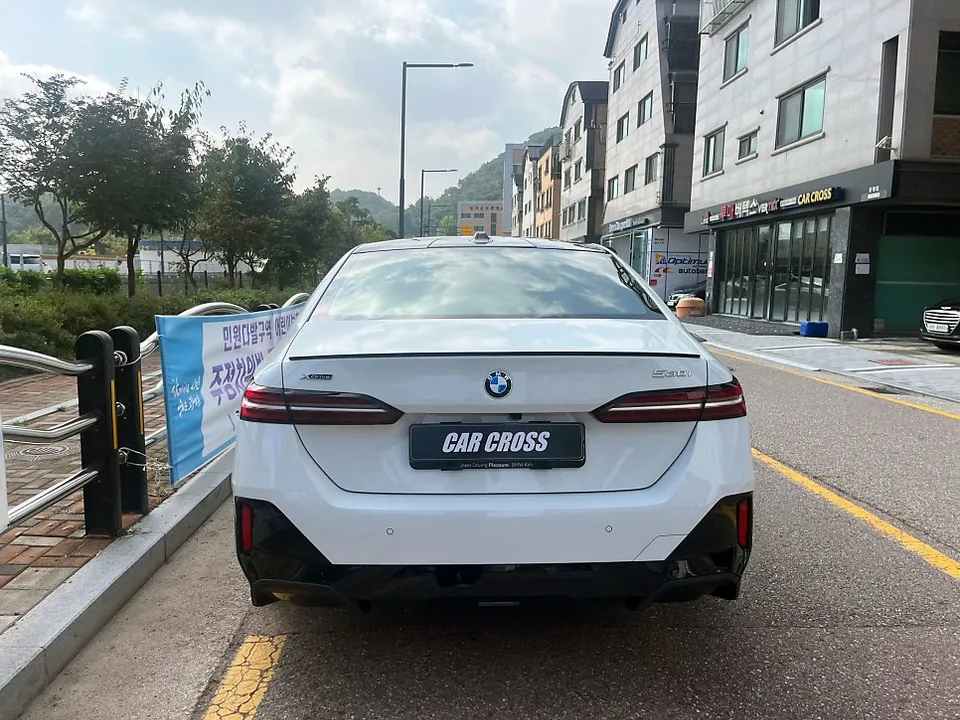 BMW G60のカーラッピング事例:グリルと室内をカスタム 施工写真 3-1