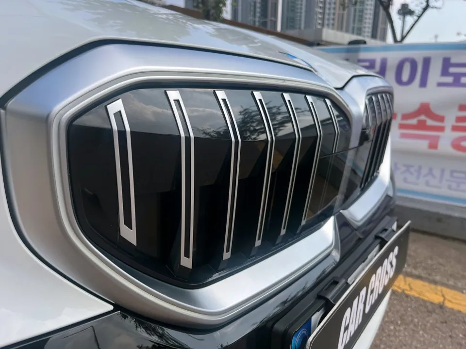 BMW G60のカーラッピング事例:グリルと室内をカスタム 施工写真 1-2