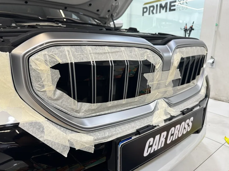 BMW G60のカーラッピング事例:グリルと室内をカスタム 施工写真 2-3
