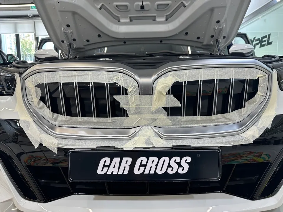 BMW G60のカーラッピング事例:グリルと室内をカスタム 施工写真 3-3