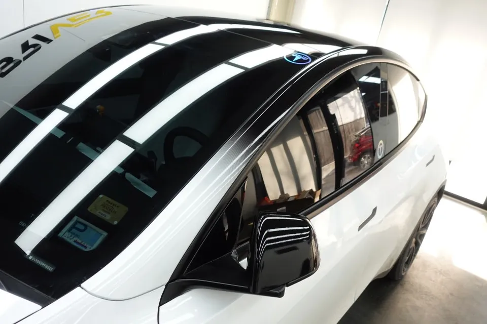 Tesla Model 3のカーラッピング事例:グラデーションフィルムで個性を演出 施工写真 2-1