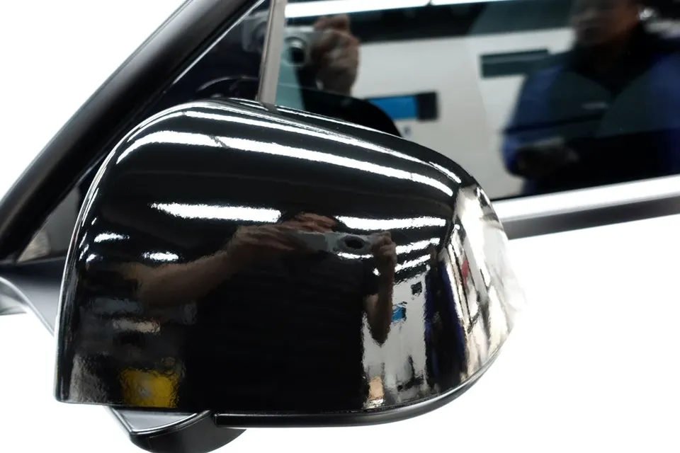Tesla Model 3のカーラッピング事例:グラデーションフィルムで個性を演出 施工写真 2-2