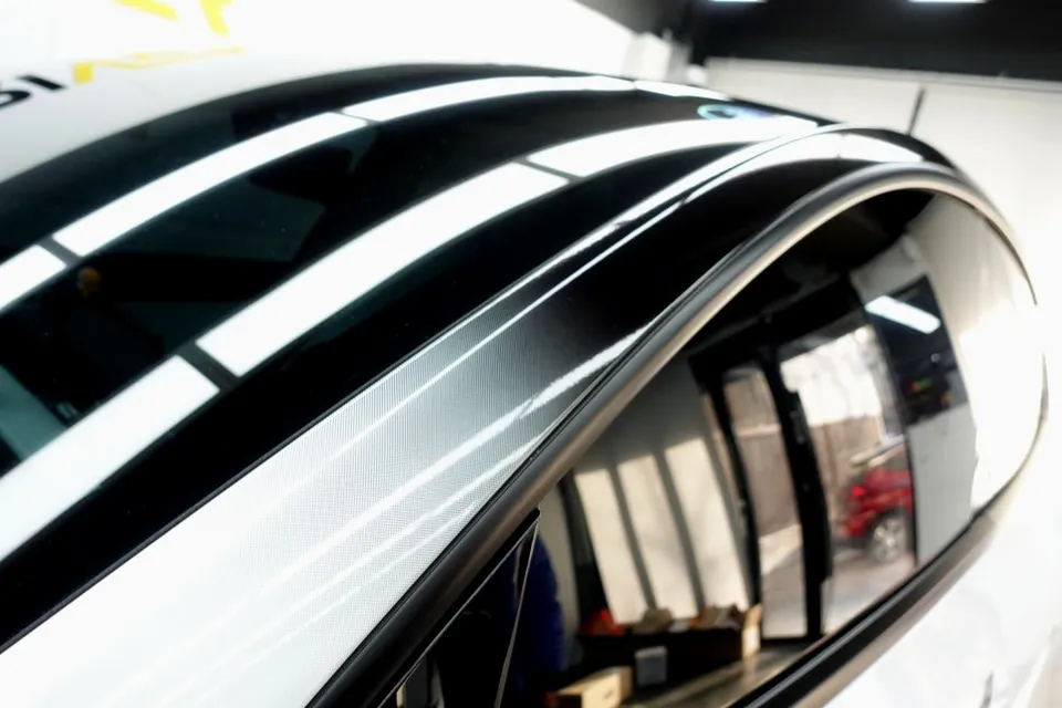 Tesla Model 3のカーラッピング事例:グラデーションフィルムで個性を演出 施工写真 3-2