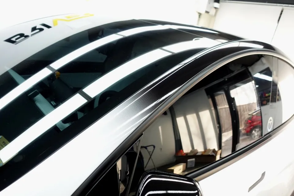 Tesla Model 3のカーラッピング事例:グラデーションフィルムで個性を演出 施工写真 1-3