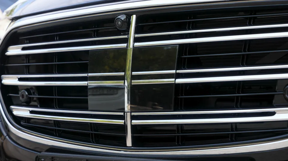 Mercedes-Benz E-Class W214 body kit - Mercedes-Benz E-Class W214 Body Kit Review: LED Grille Upgrade photo 3