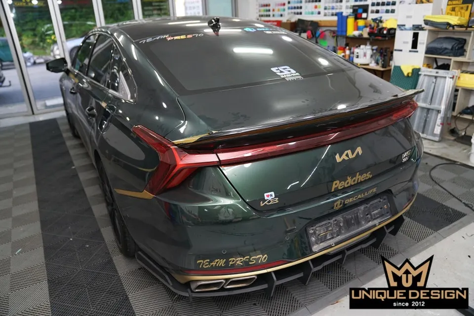 Kia K8のカーラッピング事例|マットブラックとカーボン調のカスタム 施工写真 4-1
