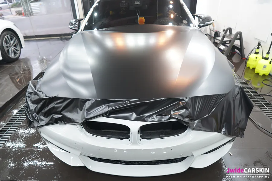 BMW 4 Seriesのカーラッピング事例｜サテンブラック 施工写真 3-1