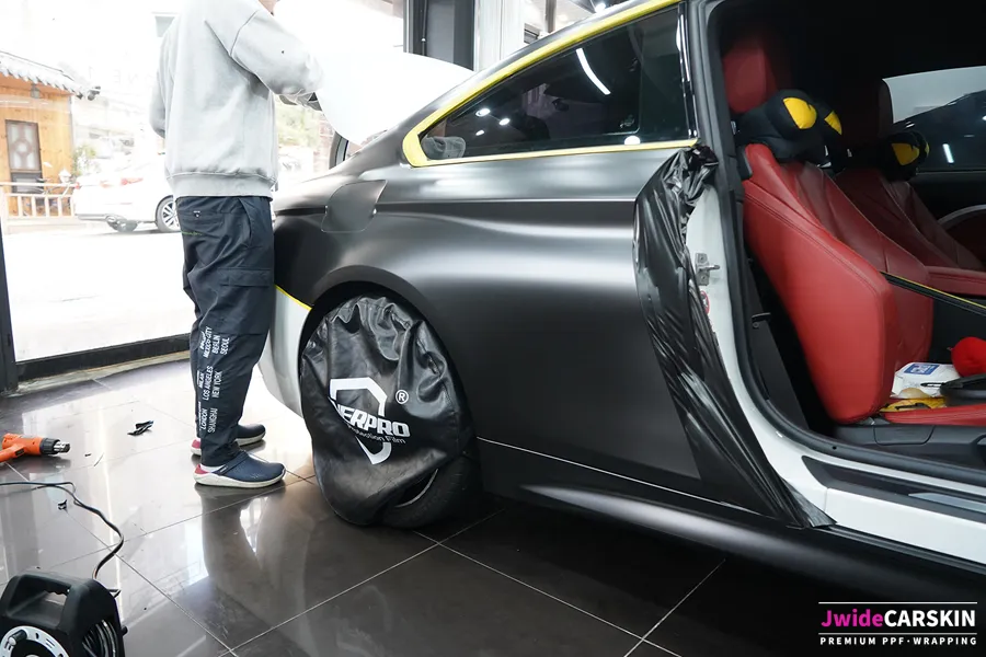 BMW 4 Seriesのカーラッピング事例｜サテンブラック 施工写真 3-2