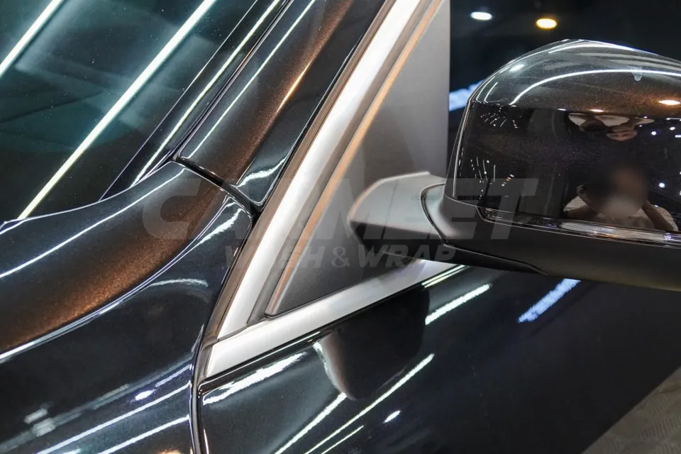 BMW X7のカーラッピング事例｜クロームパーツをブラック化 施工写真 3-2