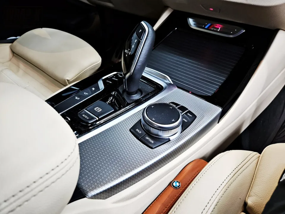 BMW X3のカーラッピング事例｜カメレオンフィルムで高級感アップ 施工写真 2-3