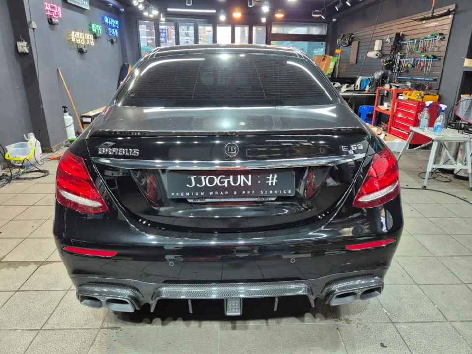 メルセデス・ベンツ Eクラス W213 カーラッピング事例 施工写真 3-1