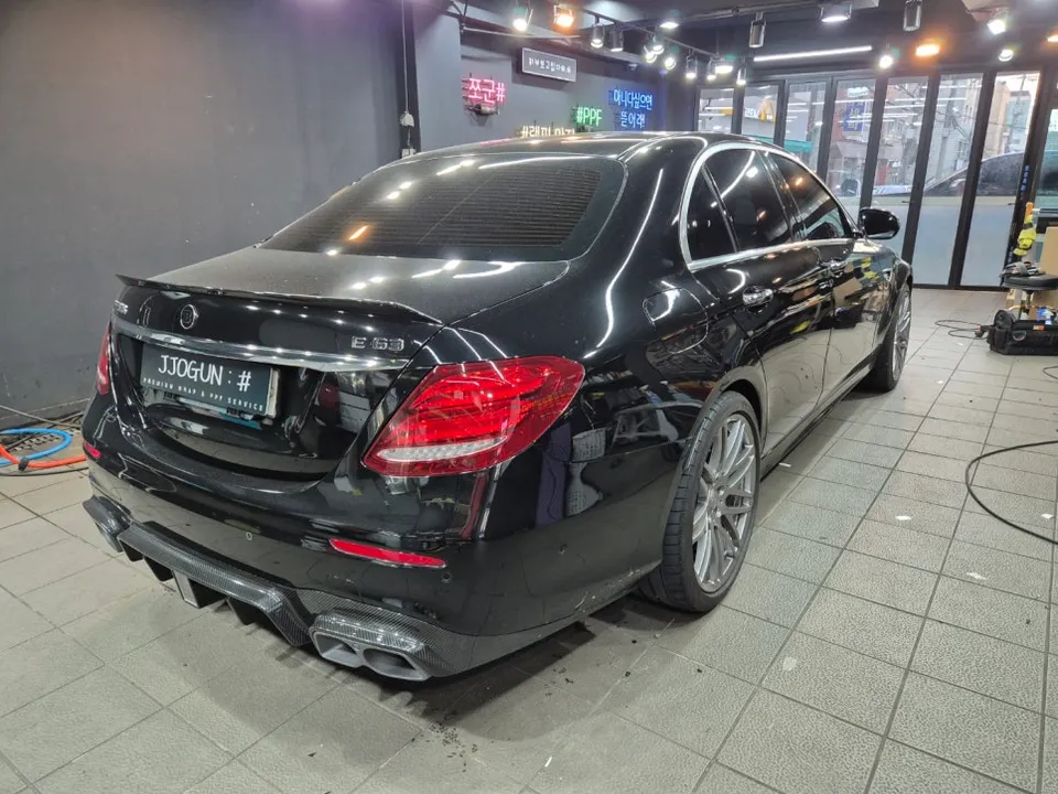 メルセデス・ベンツ Eクラス W213 カーラッピング事例 施工写真 2-2