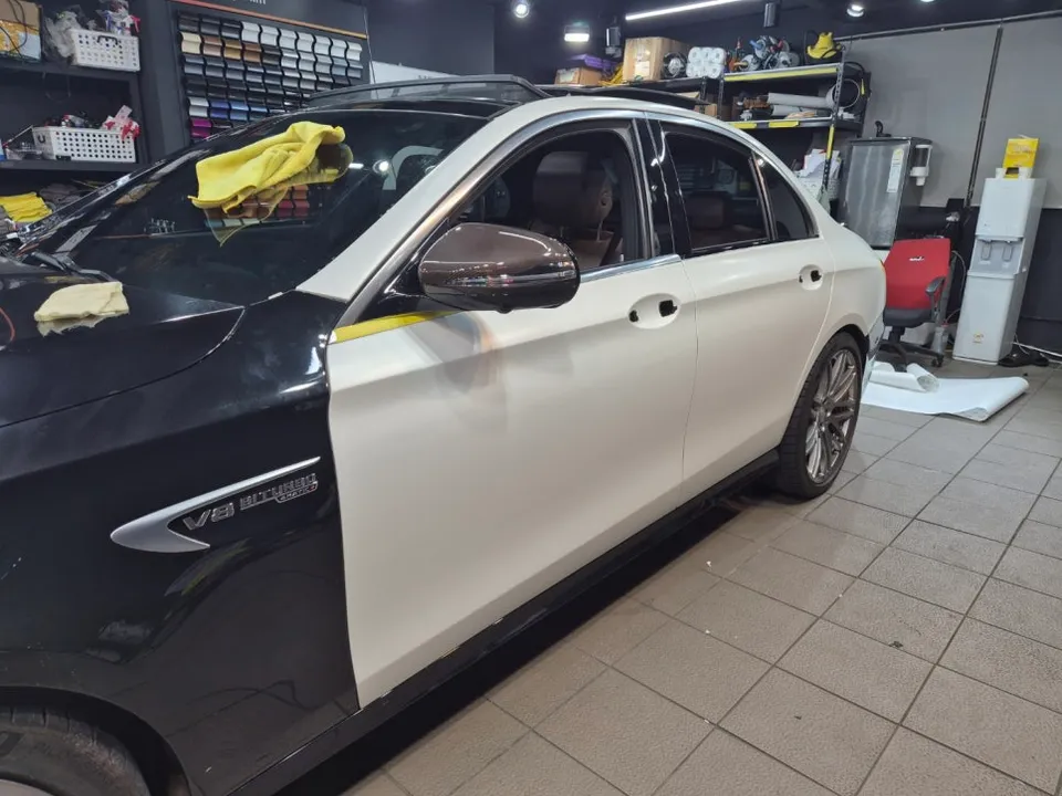 メルセデス・ベンツ Eクラス W213 カーラッピング事例 施工写真 3-2