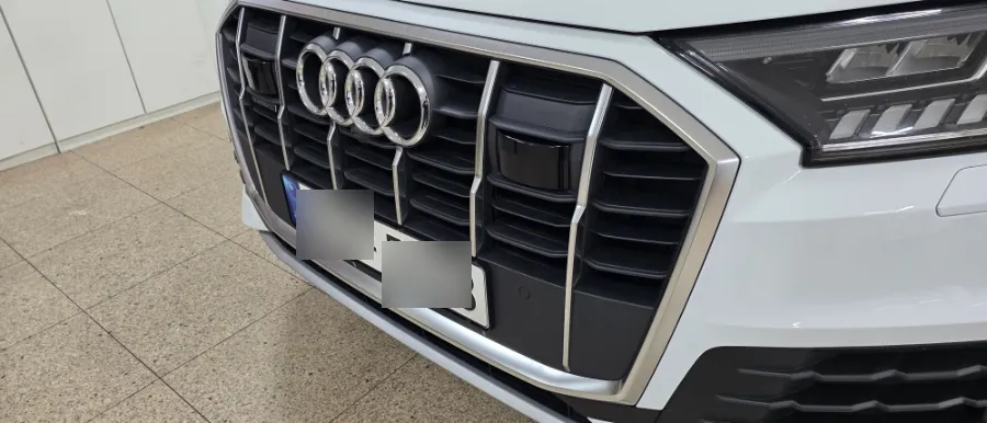 Audi Q7のカーラッピング事例|クロームパーツのブラックアウト 施工写真 2-1