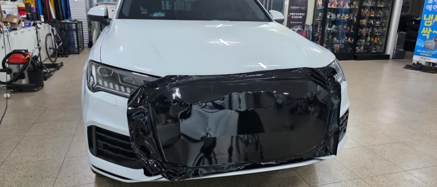 Audi Q7のカーラッピング事例|クロームパーツのブラックアウト 施工写真 1-2