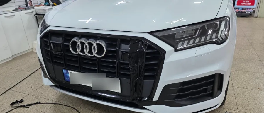 Audi Q7のカーラッピング事例|クロームパーツのブラックアウト 施工写真 2-2