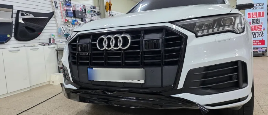 Audi Q7のカーラッピング事例|クロームパーツのブラックアウト 施工写真 3-2