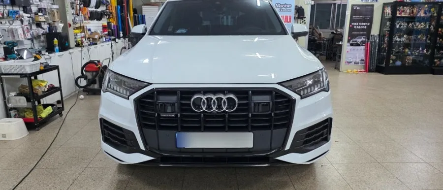 Audi Q7のカーラッピング事例|クロームパーツのブラックアウト 施工写真 1-3