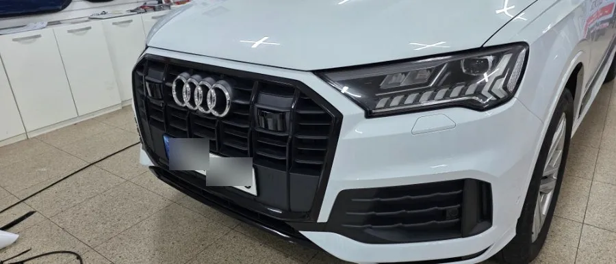 Audi Q7のカーラッピング事例|クロームパーツのブラックアウト 施工写真 2-3