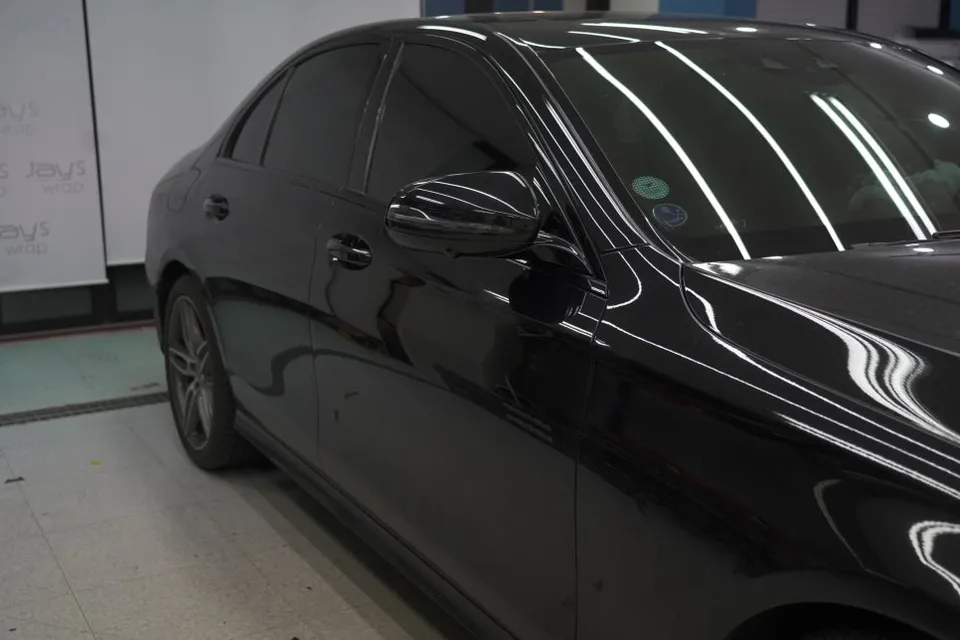 メルセデス・ベンツ E300のカーラッピング事例 施工写真 1-2