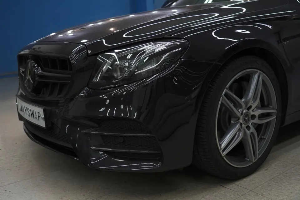 メルセデス・ベンツ E300のカーラッピング事例 施工写真 2-2