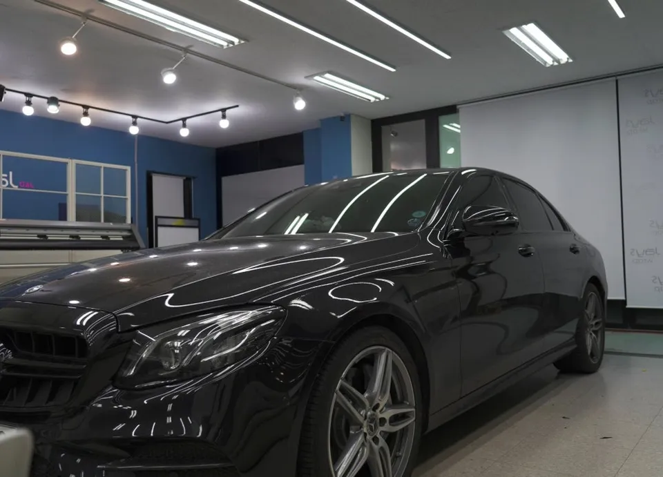 メルセデス・ベンツ E300のカーラッピング事例 施工写真 2-3