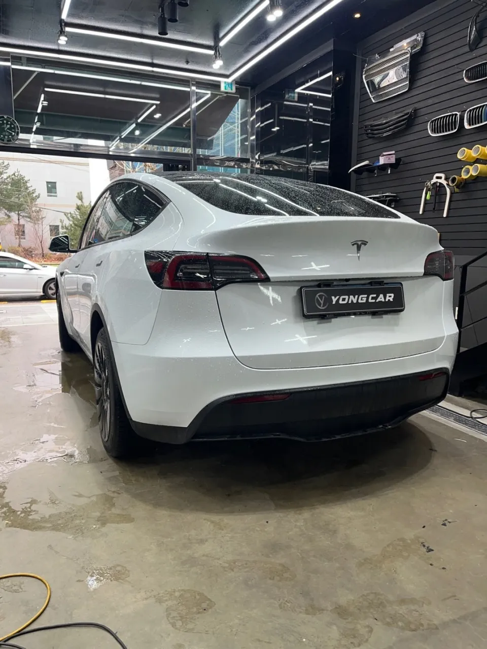 Tesla Model Yのカーラッピング事例｜GTシルバーの高級感 施工写真 2-2