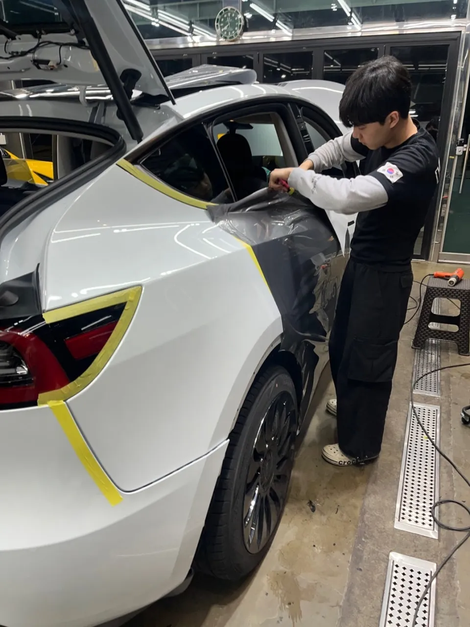 Tesla Model Yのカーラッピング事例｜GTシルバーの高級感 施工写真 2-3