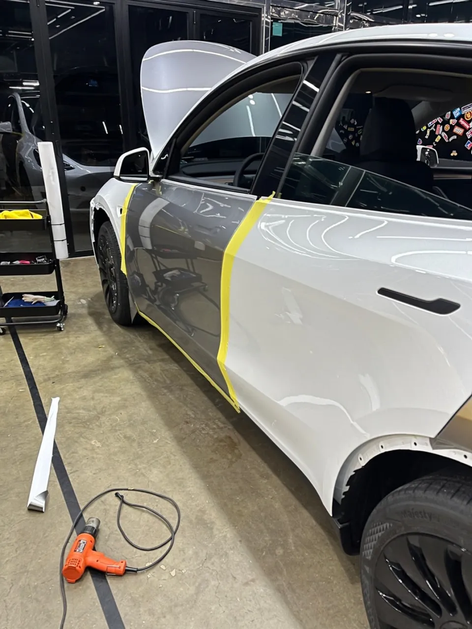 Tesla Model Yのカーラッピング事例｜GTシルバーの高級感 施工写真 3-3