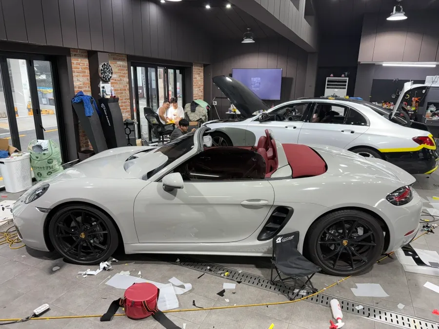 ポルシェ 718 Boxsterのカーラッピング事例｜費用目安・仕上がり 施工写真 1-3