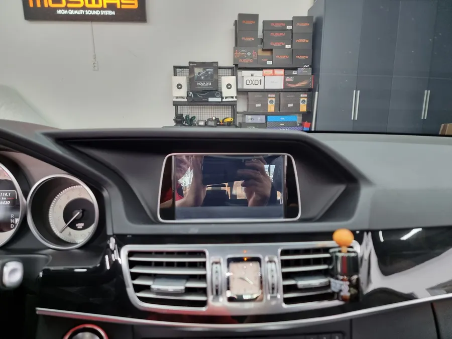 Mercedes-Benz E-Class W212のAndroid Auto・CarPlay取付事例 施工写真 1-2