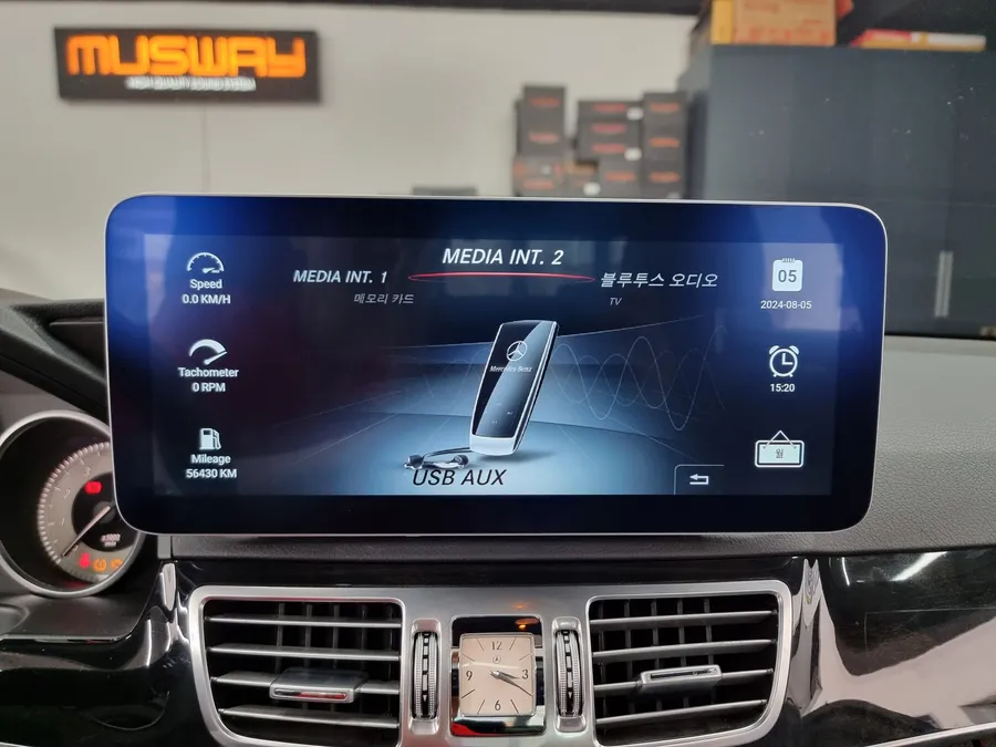 Mercedes-Benz E-Class W212のAndroid Auto・CarPlay取付事例 施工写真 2-2