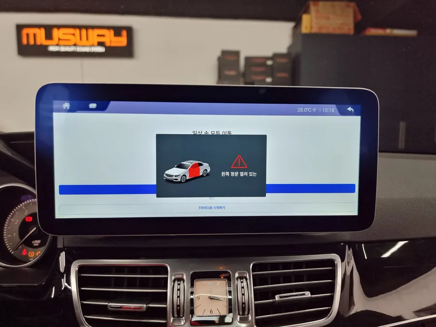 Mercedes-Benz E-Class W212のAndroid Auto・CarPlay取付事例 施工写真 4-2