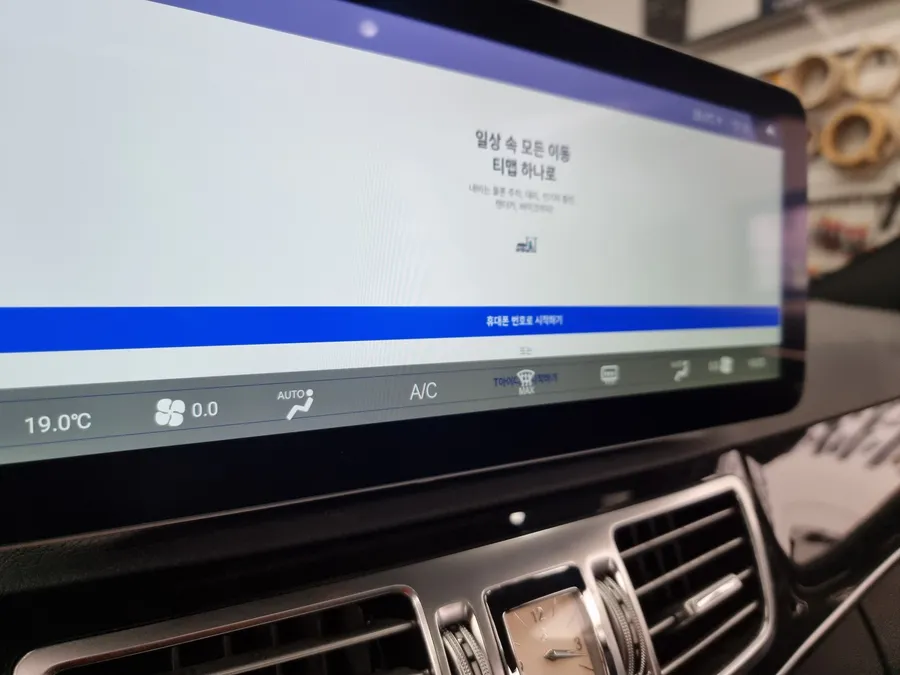 Mercedes-Benz E-Class W212のAndroid Auto・CarPlay取付事例 施工写真 1-3