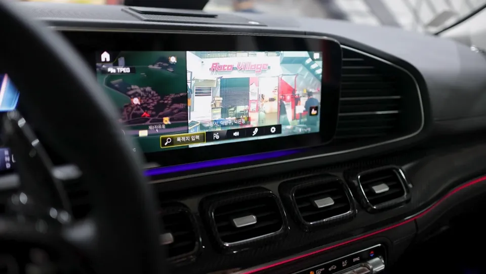 Mercedes-Benz GLEのドライブレコーダー取付事例 施工写真 4-1