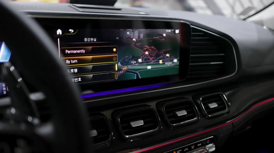 Mercedes-Benz GLEのドライブレコーダー取付事例 施工写真 1-2