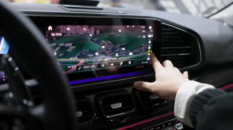 Mercedes-Benz GLEのドライブレコーダー取付事例 施工写真 2-2