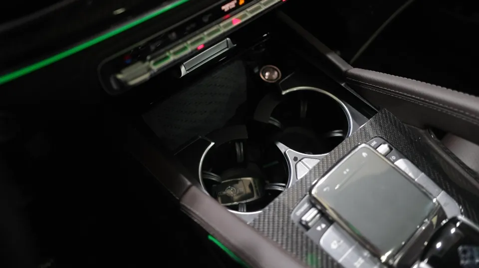 Mercedes-Benz GLEのドライブレコーダー取付事例 施工写真 3-2