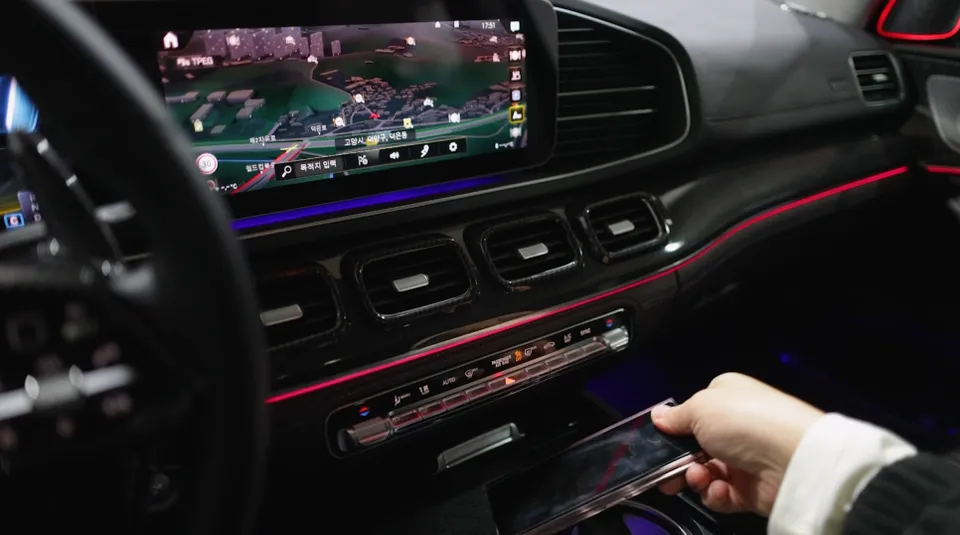 Mercedes-Benz GLEのドライブレコーダー取付事例 施工写真 4-2