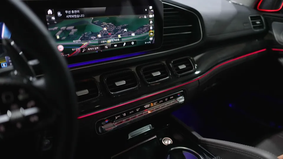 Mercedes-Benz GLEのドライブレコーダー取付事例 施工写真 1-3