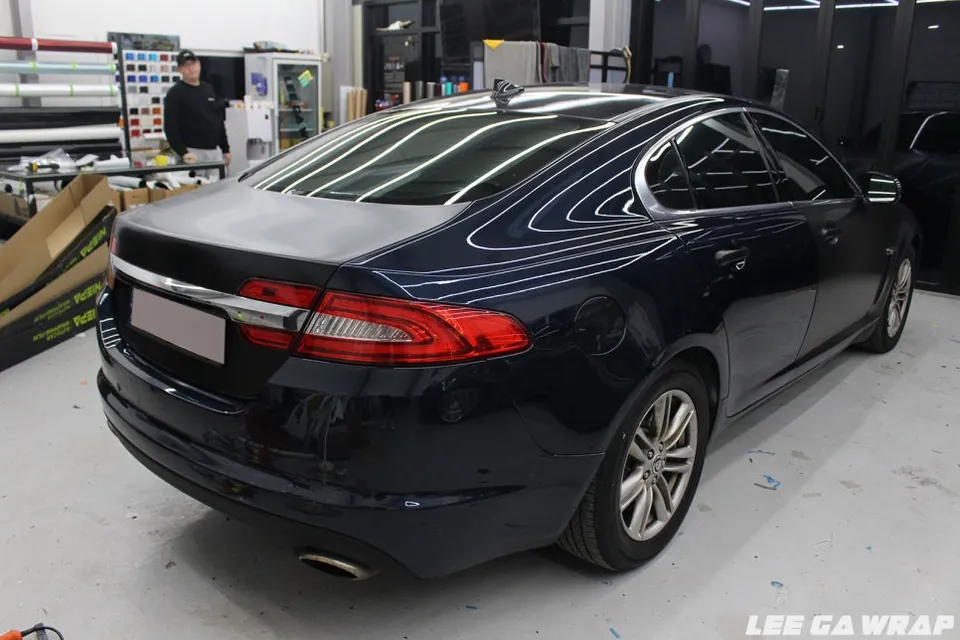 Jaguar XFのカーラッピング事例|セラミックホワイトへの色変更 施工写真 2-1