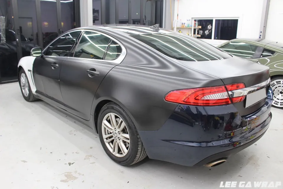 Jaguar XFのカーラッピング事例|セラミックホワイトへの色変更 施工写真 3-1