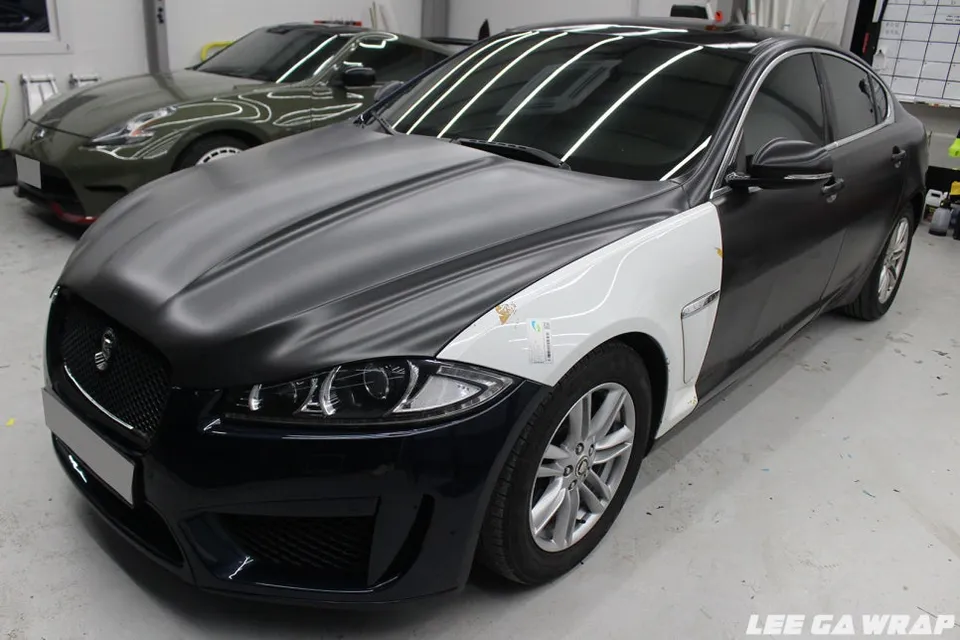 Jaguar XFのカーラッピング事例|セラミックホワイトへの色変更 施工写真 1-3